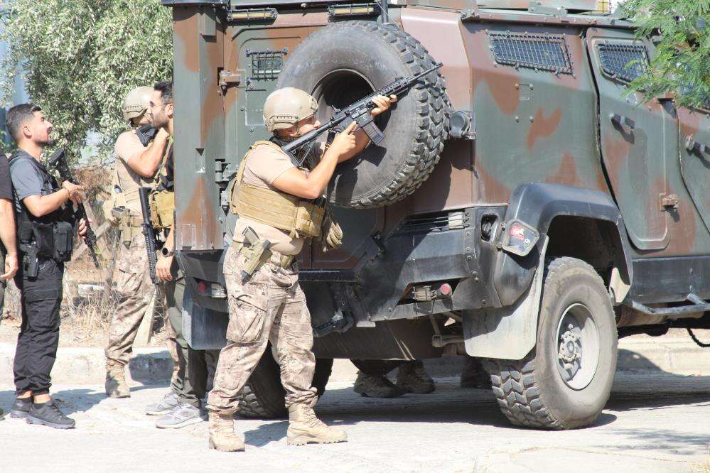 Polisi görünce ortalığı birbirine kattı! Önce ateş açtı, sonra el bombasının pimini çekti 4